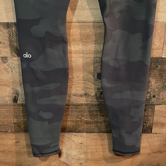 alo High-Waist Camo Vapor Legging in Hunter Camo - Picture 4 of 7